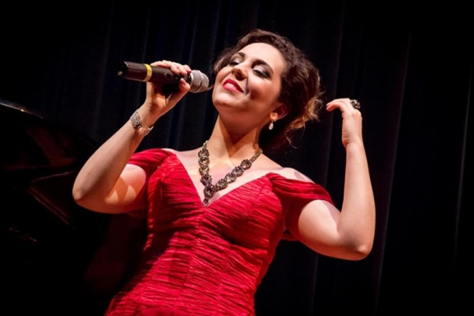 Carmen Monarcha Faz Concerto Beneficente Em Curitiba