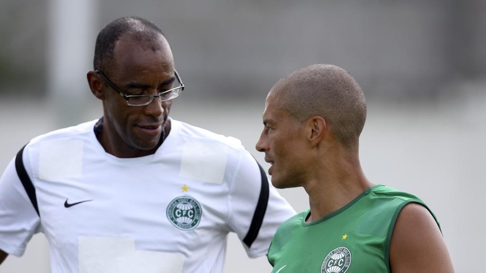 Glydiston Ananias com Alex, em imagem de 2013: saída faz parte do enxugamento geral na estrutura do futebol do Coritiba. | André Rodrigues/ Gazeta do Povo