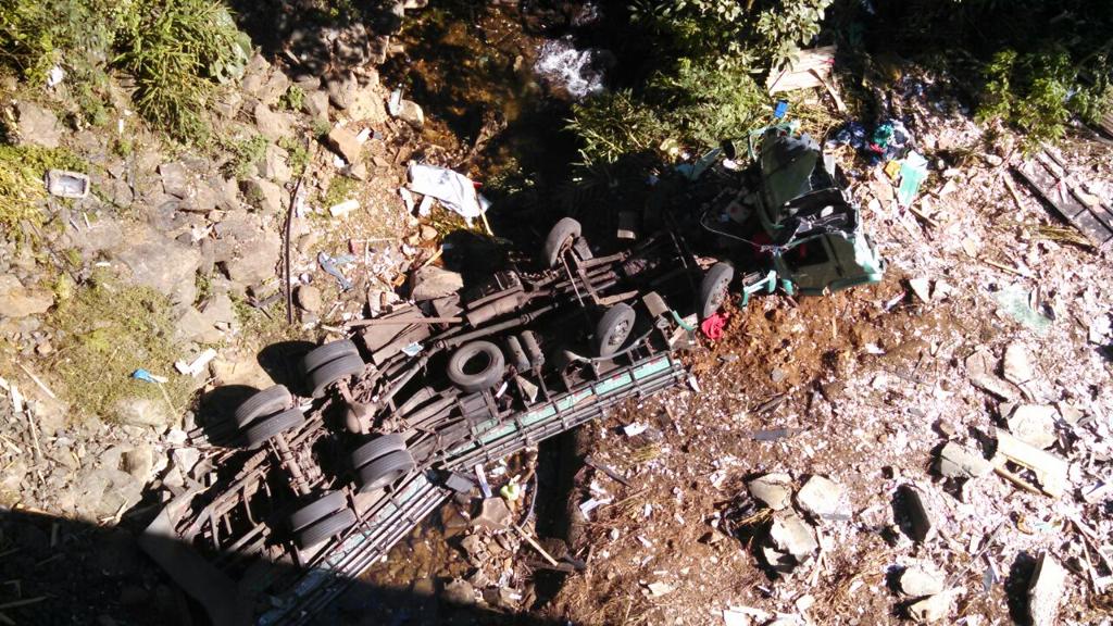 Caminhão despencou de uma ribanceira na Curva da Santa: motorista morreu e passageiro ficou ferido. | Divulgação/PRF