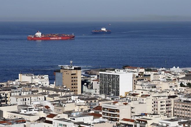 3 A Baía de Guanabara convive diariamente com muitas embarcações, inclusive cargueiros, que chegam ao Porto do Rio de Janeiro. | Albari Rosa/Gazeta do Povo
