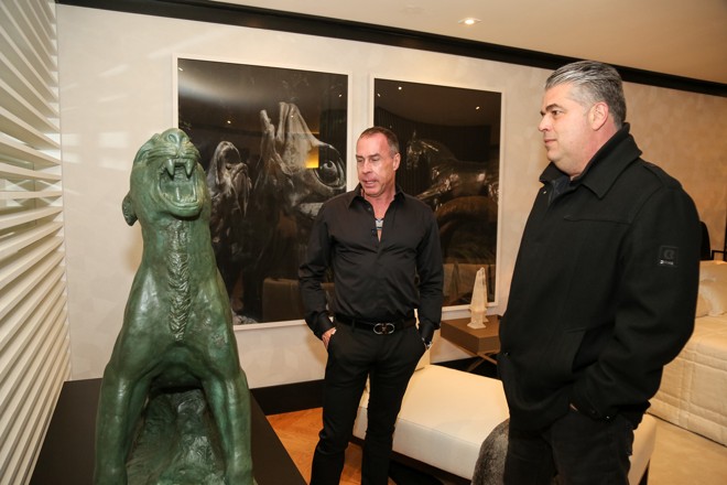 O arquiteto Ivan Wodzinsky e seu homenageado, o empresário Samuel Ferreira Lago (à dir.), observam a escultura em bronze Luar do Sertão, de João Turin, que decora seu espaço na Mostra Artefacto | Foto:Kelly Knevels