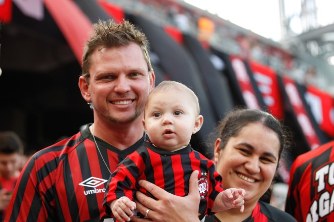 Dia dos pais também é comemorado na Arena com o jogo entre Atletico PR X Sport. | Daniel Castellano/Gazeta do Povo