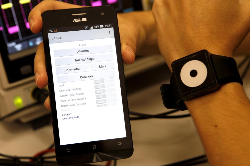Pulseira se conecta via bluetooth com smartphones . | Aniele Nascimento / Gazeta do Povo