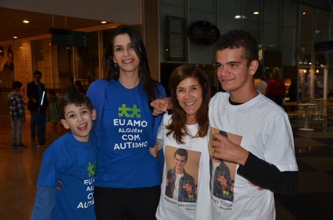 Dorinha de Paula Soares e seu filho Luca Wolokita (ambos à dir.) com a jornalista Adriana Czelusniak e o filho Gabriel, na manifestação de pais realizada ontem à tarde no Shopping Novo Batel | Foto: Mauro Campos