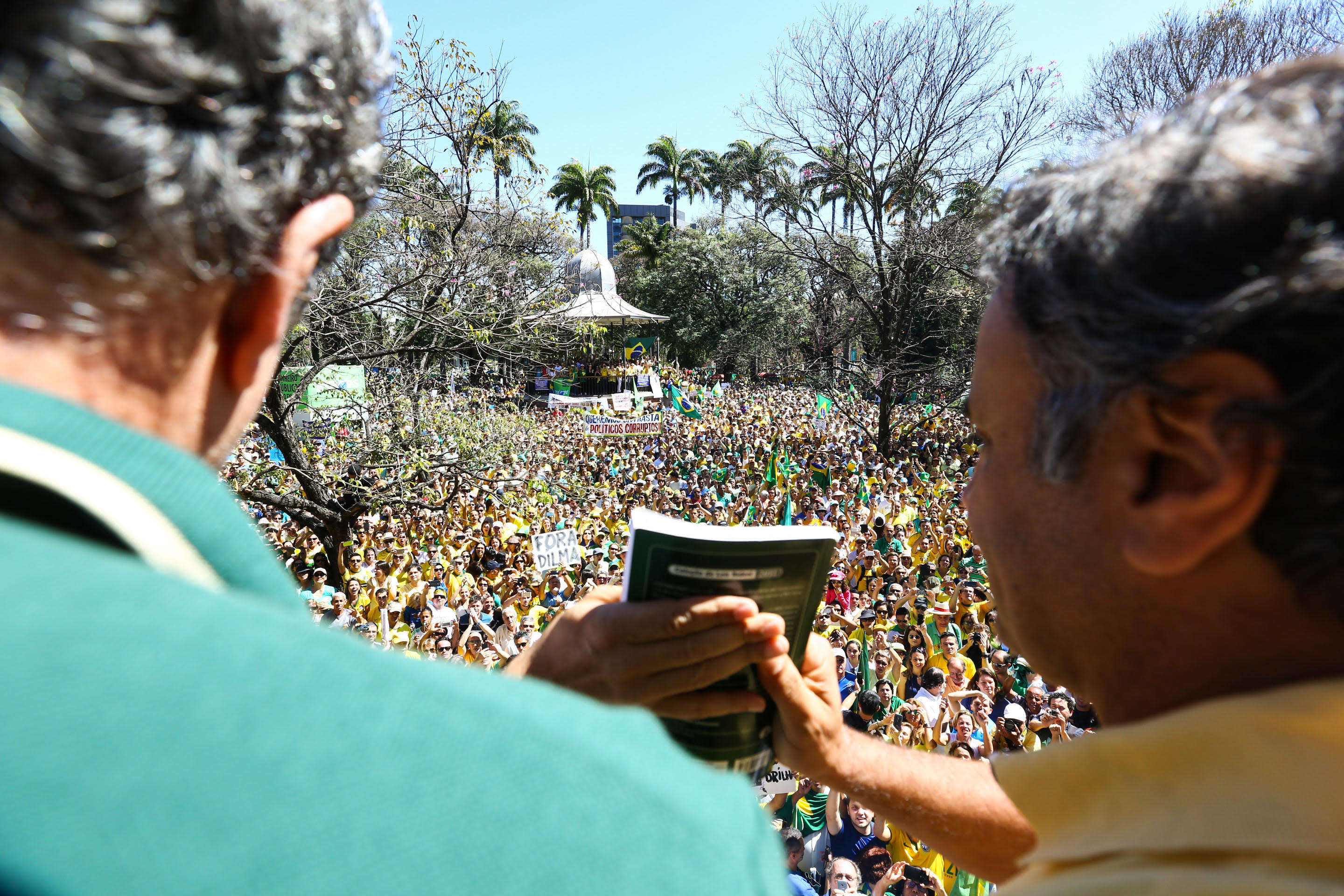 Aécio Neves (à dir.) durante a manifestação em Belo Horizonte: “o brasil vai encontrar seu caminho”. | Hugo Cordeiro/Divulgação