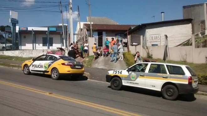 Um jovem de 19 anos foi morto com oito tiros na cabeça na Avenida Cândido Hartmann, em Santa Felicidade | Aliocha Maurício/Tribuna do Paraná