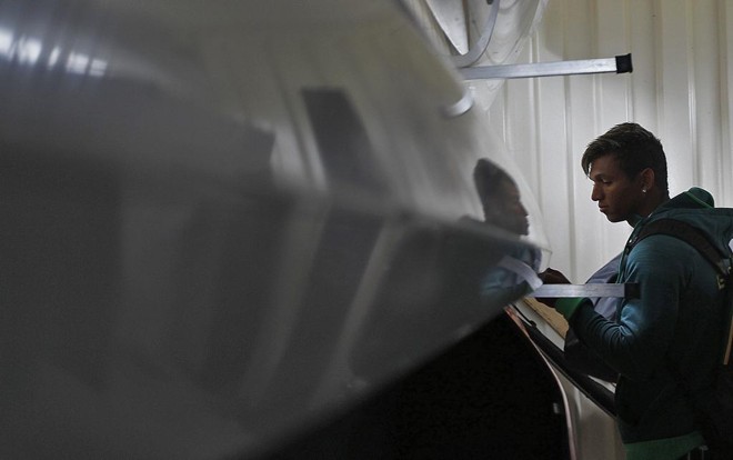Isaquias Queirozobserva sua canoa | Jonathan Campos/Gazeta do Povo