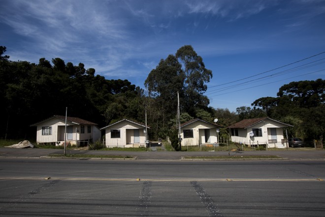 Casas de madeira em trecho da rua, no bairro Santa Felicidade. | Brunno Covello/Gazeta do Povo