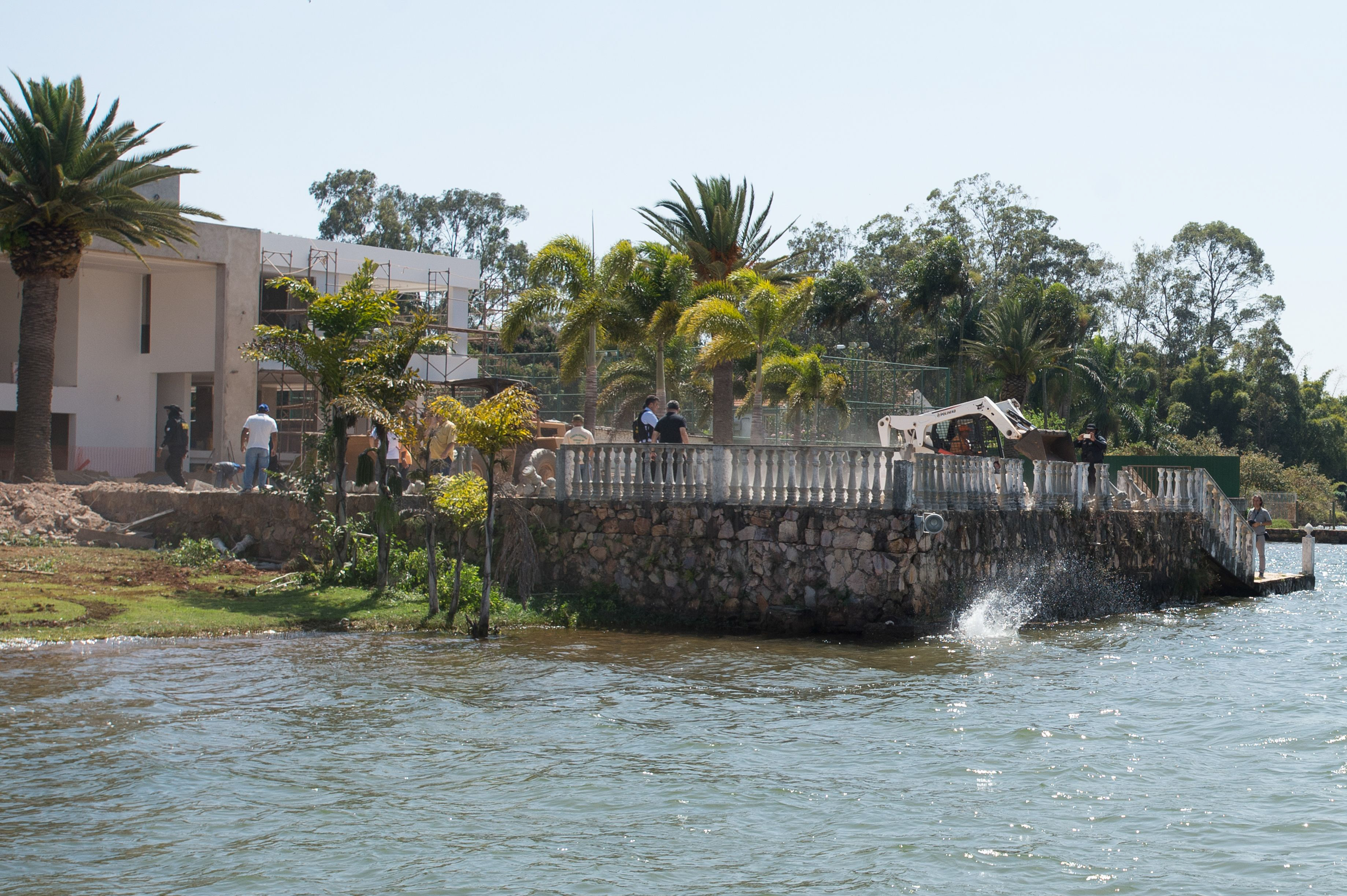 Começou, nesta segunda-feira (24), a retirada de cercas, quiosques e construções irregulares a 30 metros do Lago Paranoá, em Brasília | Marcelo Camargo/Agência Brasil