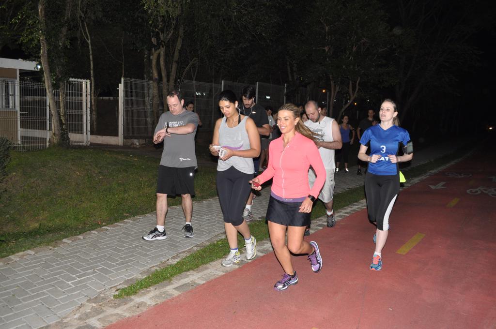 Participantes do grupo “Corrida Legal” se exercitam no entorno da OAB-PR | /