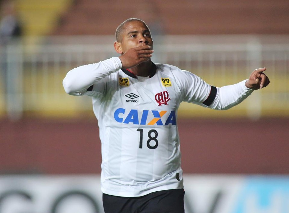 Autor do primeiro gol do Atlético em Joinville, Walter fez questão de homenagear o presidente do clube. | Giuliano Gomes/