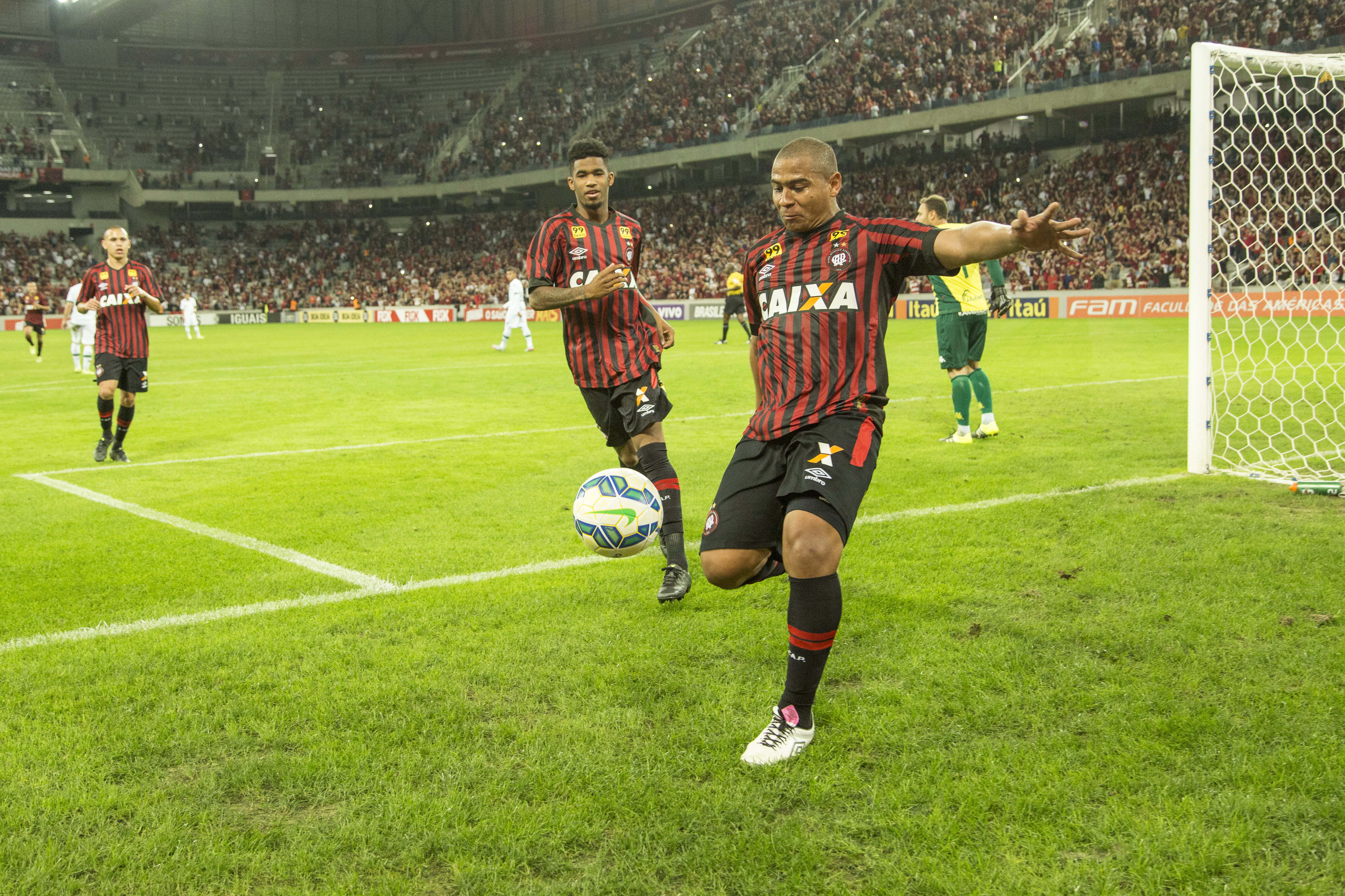 Walter comemora o gol de pênalti com o garoto Ewandro ao fundo. | Marcelo Andrade/Gazeta do Povo