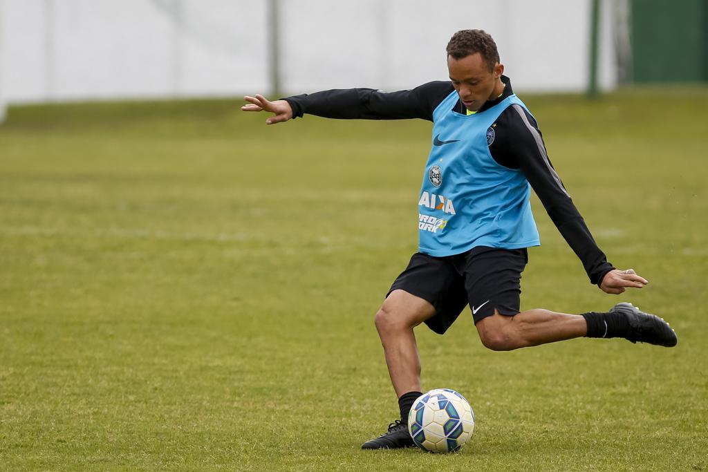O lateral Carlinhos é uma das armas ofensivas do Coritiba para superar a Chapecoense. | Henry Milleo/Gazeta do Povo