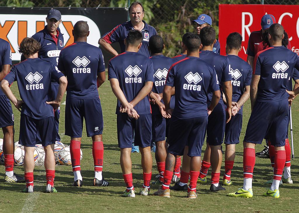 Períodos mais longos de concentração são um dos trunfos do técnico Fernando Diniz para melhorar no segundo turno da Série B. | Jonathan Campos/Gazeta do Povo