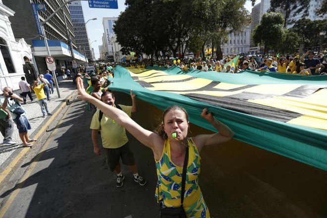 Jovens seguram bandeira na Praça Santos Andrade, em Curitiba. Manifestação segue para a Boca Maldita. | Henry Milleo/Gazeta do Povo