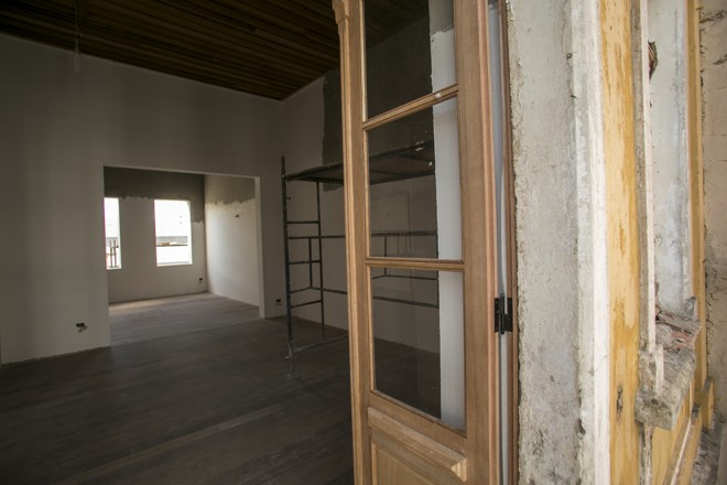 Materiais nobre, como piso de madeira de lei, foram desafios extras na obra. | Marcelo Andrade/Gazeta do Povo