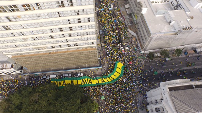 Passeata começou na Santos Andrade e logo ganhou a Marechal Deodoro. | Robert Leh/Gazeta do Povo/ Monarca Imagens