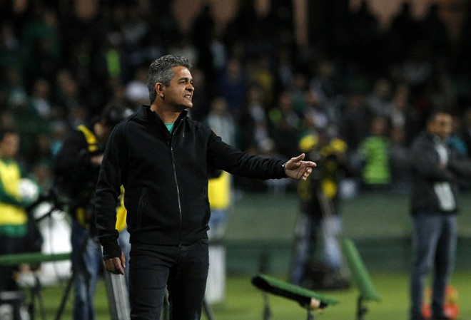 O técnico Ney Franco tenta passar instruções ao time, que teve vários desfalques em campo em relação à formação que vinha atuando no Brasileiro. Quem já havia atuado por outra equipe na Copa do Brasil teve de ficar de fora, como o goleiro Wilson, o meia Lúcio Flávio e o atacante Henrique Almeida. | Daniel Castellano/Gazeta do Povo