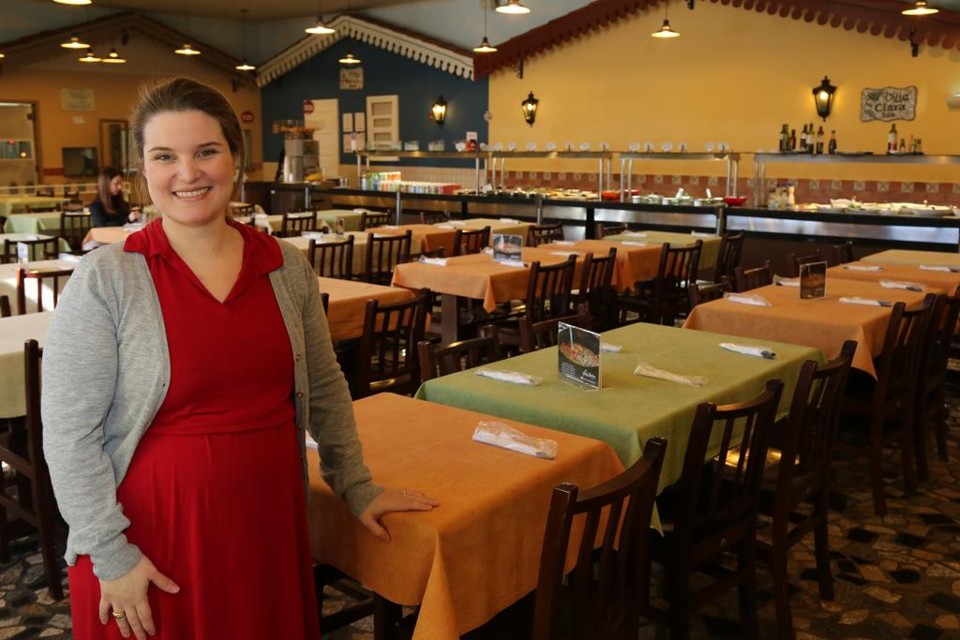 Clara Carlan baixou em cerca de R$ 10 o preço do quilo depois de perceber uma queda no movimento do seu restaurante, em Curitiba. | Ivonaldo Alexandre/Gazeta do Povo
