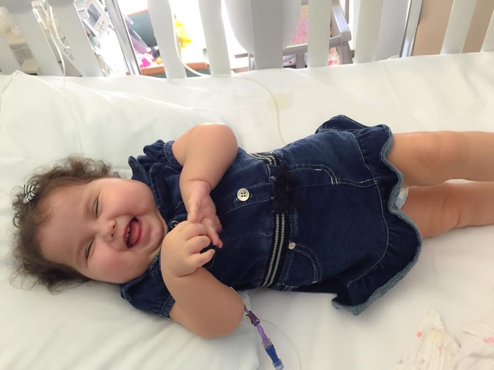 Sofia nasceu com Síndrome de Berdon, uma doença rara que impede o funcionamento do intestino | Reprodução/Facebook