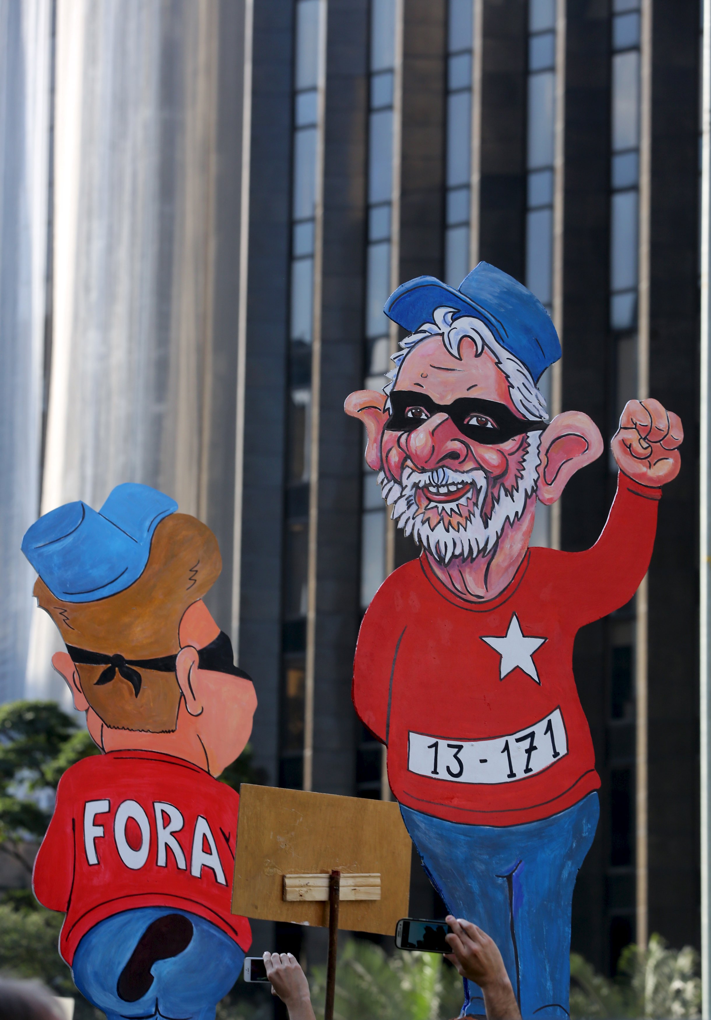 Bonecos de Lula e Dilma vestidos de “irmãos metralhas” chamou a atenção do Palácio do Planalto. | Paulo Whitaker/Reuters