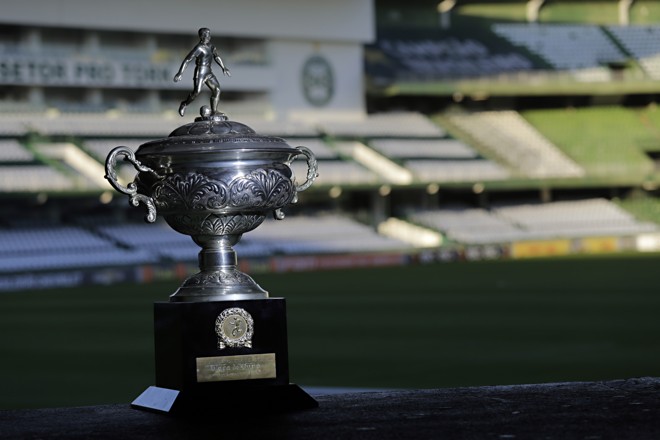 30 ANOS: troféu de campeão brasileiro é exposto no Alto da Glória para comemorar o trigésimo aniversário do histórico título. Festa ocorreu na virada entre o mês de julho e agosto, atenuando a tensão do momento conturbado do clube neste Brasileirão. | Felipe Rosa/TRIBUNA DO PARANA