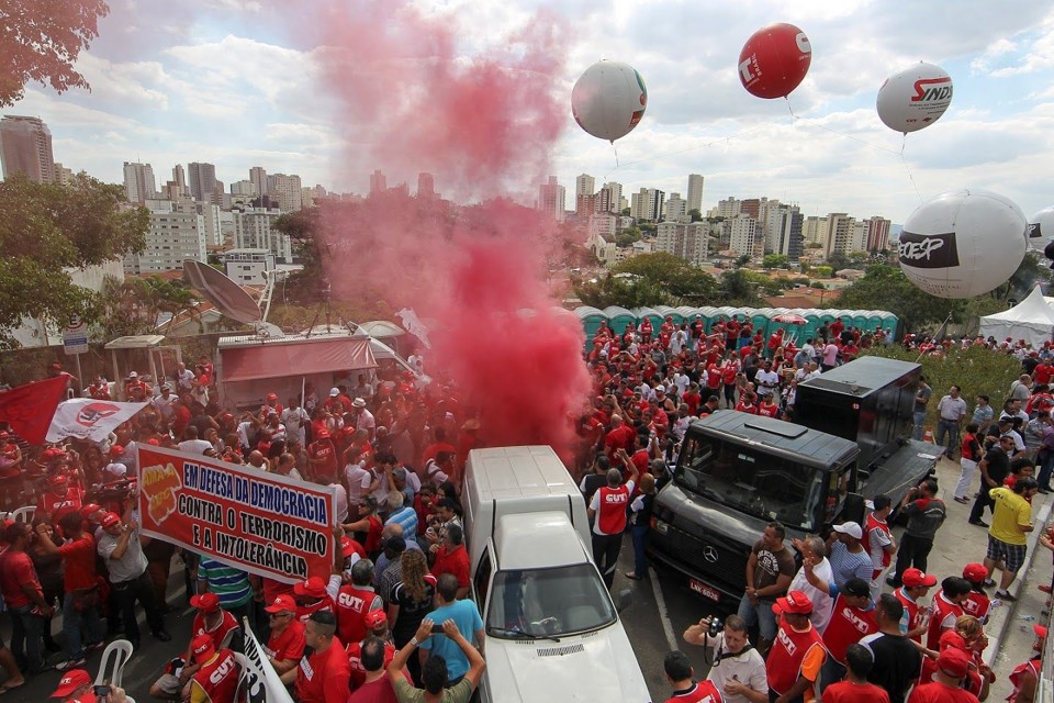 Manifestantes pró-PT se concentram em frente ao Instituto Lula: em defesa do governo e do ex-presidente. | Heinrich Aikawa/Instituto Lula