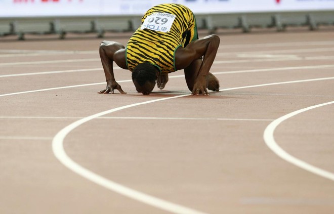 Beijinho na pista para agradecer o triunfo no Mundial. | DAVID GRAY/REUTERS