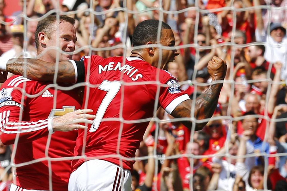 Memphis Depay e Wayne Rooney comemoram o gol contra de zagueiro do Tottenham. Partida terminou em 1 a 0 | Darren Staples/REUTERS