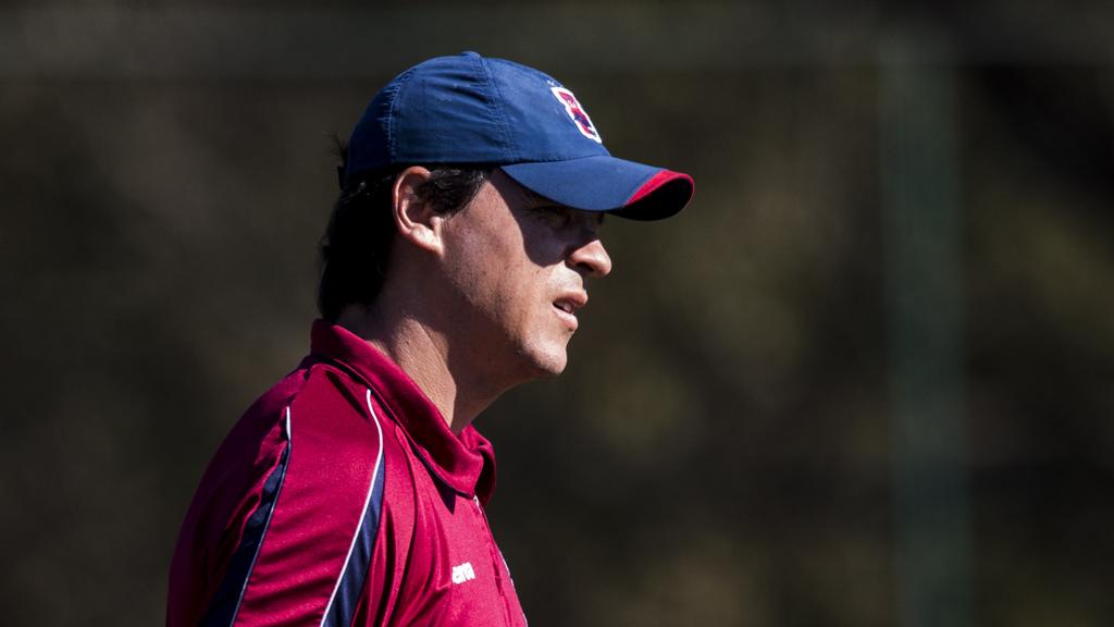 Técnico Fernando Diniz usou um celular para falar com os jogadores durante jogo contra o América-MG. | Brunno Covello/Gazeta do Povo