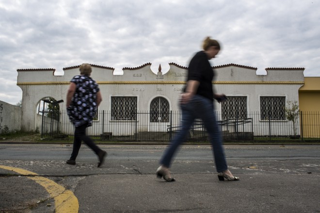 A antiga fachada da Sociedade Operária 5 de Julho, cujo prédio hoje abriga a biblioteca da Escola Municipal Francisco Derosso, foi preservada. | Brunno Covello/Gazeta do Povo