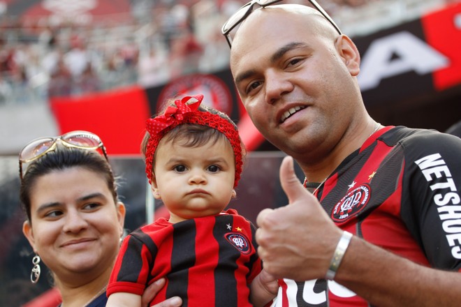 Dia dos pais também é comemorado na Arena com o jogo entre Atletico PR X Sport. | Daniel Castellano/Gazeta do Povo