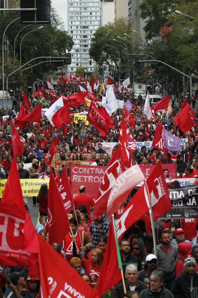 O movimento ganhou força na Rua Marechal Deodoro. A estimativa dos organizadores em Curitiba é de reunir cerca de quatro mil pessoas na manifestação | 