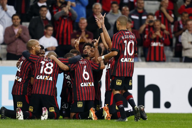 Celebração do primeiro gol atleticano na Baixada. | Albari Rosa/Gazeta do Povo