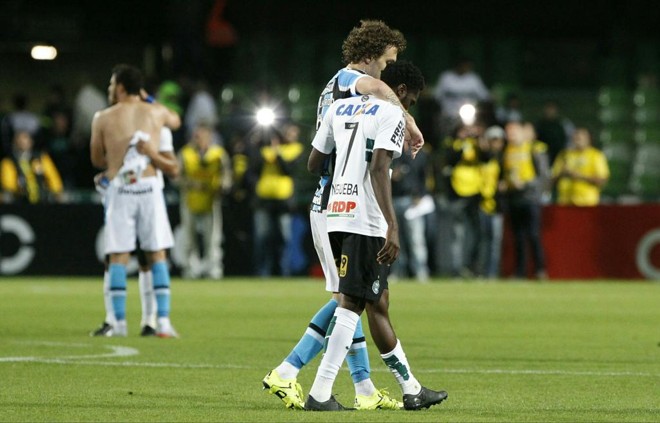 Galhardo abraça Negueba e consola o jogador alviverde após o apito final do primeiro duelo entre Grêmio e Coritiba pelas oitavas de final da Copa do Brasil. | Daniel Castellano/Gazeta do Povo