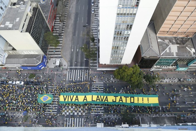 Manifestantes carregam faixa em apoio à Lava Jato durante manifestação em Curitiba | Henry Milléo/ Gazeta do Povo