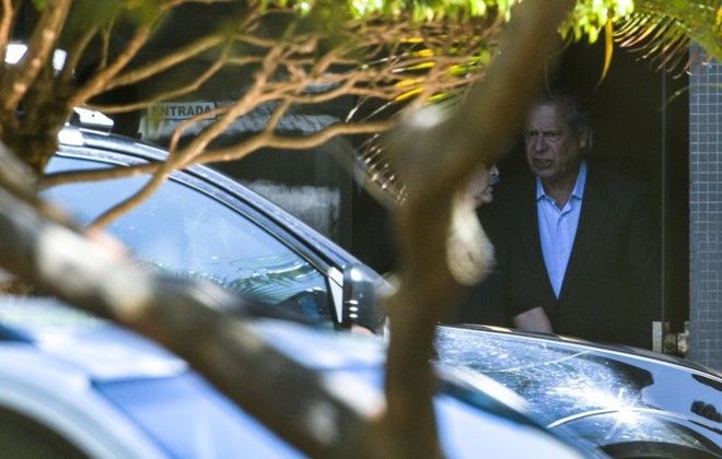 Dirceu é conduzido por policiais federais. | Marcelo Casal Jr Agência Brasil