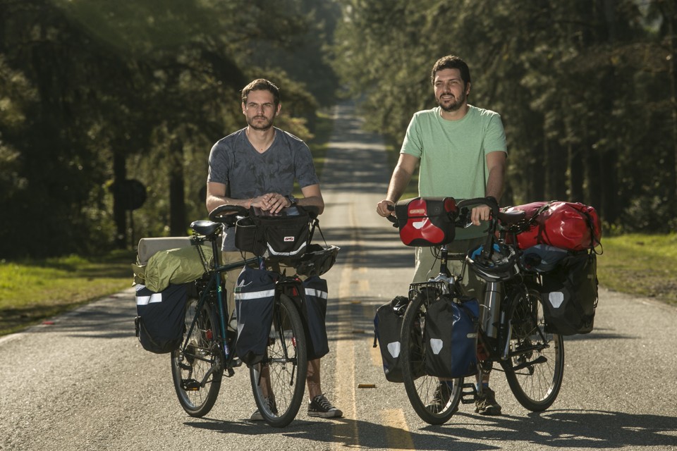 Ciclistas de Curitiba vão percorrer a América de bike para ensinar sobre o uso correto do solo Daniel Canal e José Guilherme Veiga: viagem pela América para falar sobre a preservação do solo. | Marcelo Andrade/Gazeta do Povo