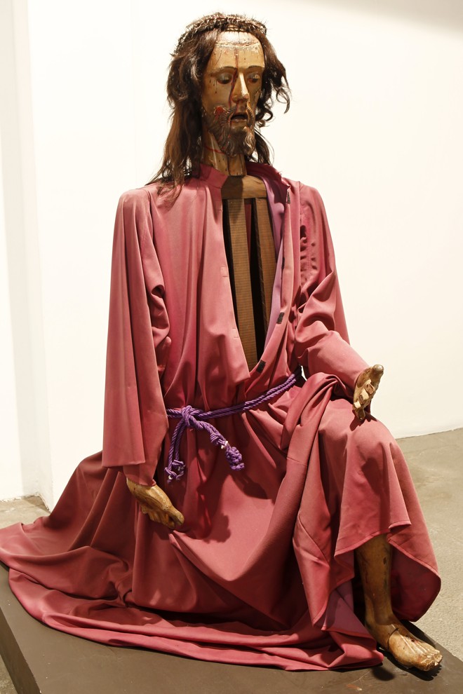 NOSSO SENHOR DOS PASSOS - O santo de roca articulável, do século 18, chama atenção pela dramaticidade das feições e do sangue que escorre pela face. “O movimento do Barroco, que veio na contrarreforma católica, tinha como marca convencer o fiel pela imagem. Acreditava-se que, assim, a pessoa se converteria automaticamente, só ao olhar o santo”, fala Ângela. Outra curiosidade: a estrutura central não se mexe (para ficar mais leve nas procissões), e a peça foi doada pelo artista Poty Lazzarotto – pertencia ao acervo de seu pai, Isaac. | Antônio More/Gazeta do Povo