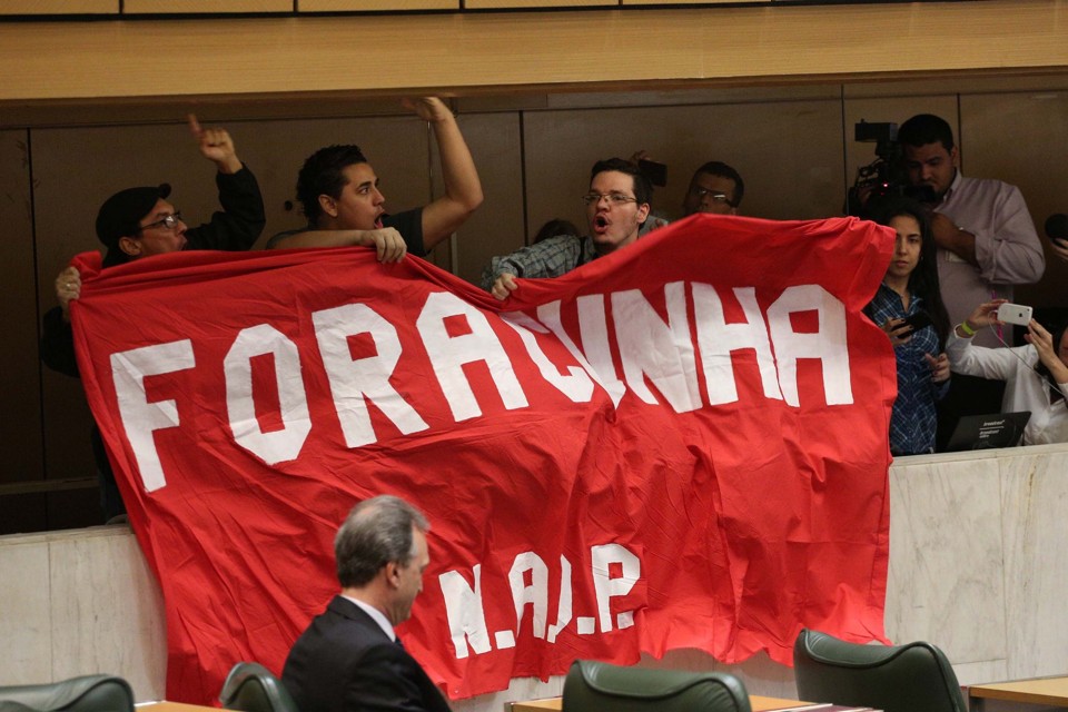 Manifestantes driblaram a segurança da Assembleia para protestar contra Eduardo Cunha. | Renato S. Cerqueira/Futura Press/Folhapress