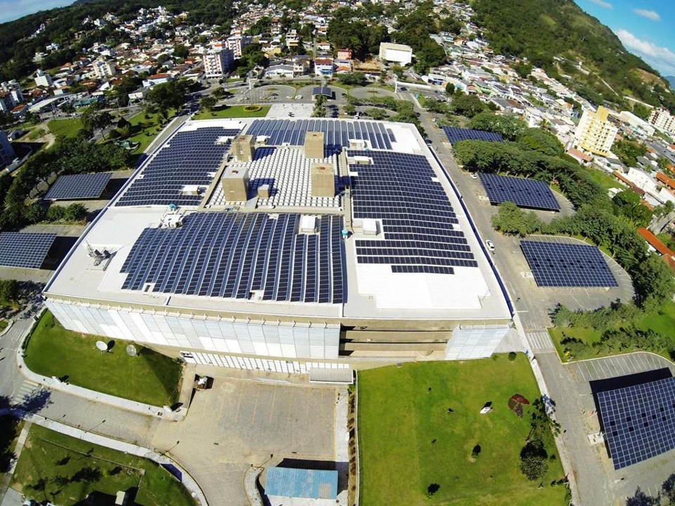 Painéis solares instalados no prédio da Eletrosul, em Florianópolis, tem capacidade para gerar um megawatt de energia. | Divulgação/UFSC