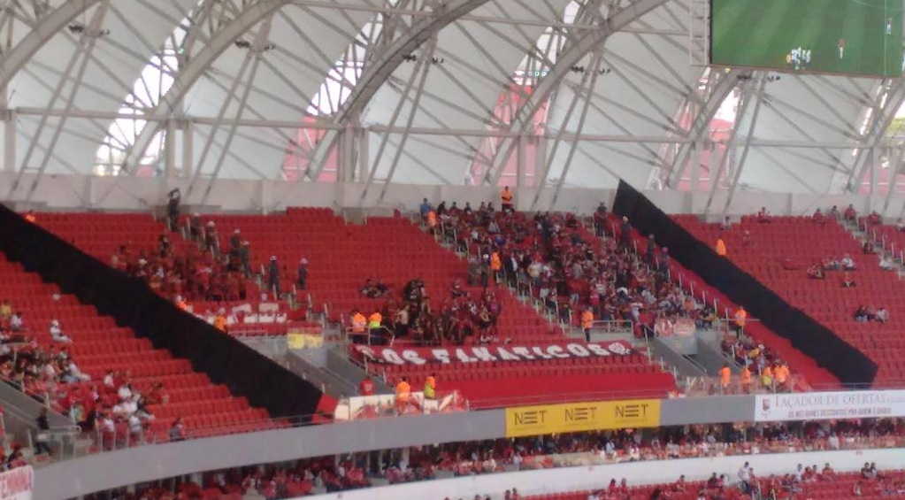 Brigada Militar ‘divide’ torcida do Atlético no Beira-Rio | Reprodução/Twitter