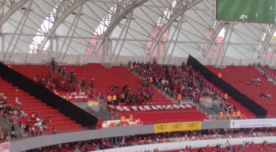 Brigada Militar ‘divide’ torcida do Atlético no Beira-Rio | Reprodução/Twitter