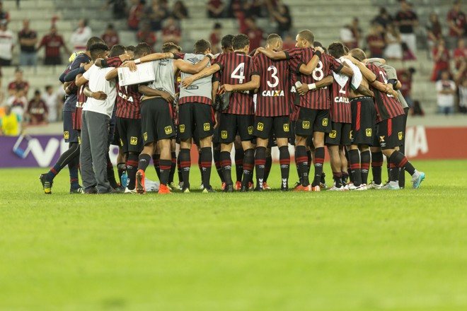 Jogadores se abraçam no fim do jogo. Após quatro partidas sem vitória, alegria novamente. | Marcelo Andrade/Gazeta do Povo