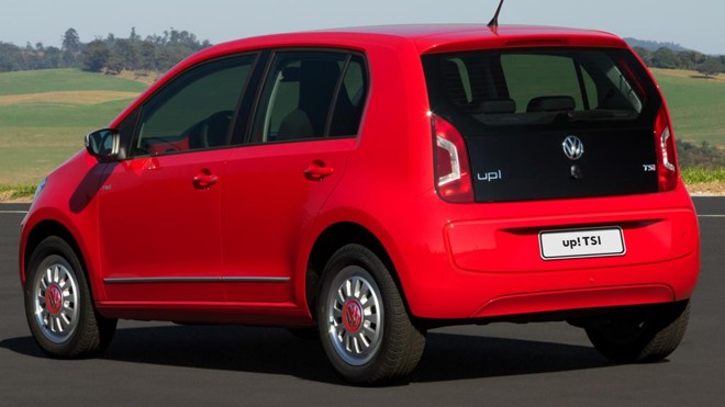 A tampa do porta-malas em preto e o logo TSI à direita identificam a versão turbo. |