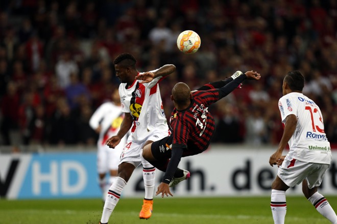 Walter tenta um voleio logo no início do jogo contra o Joinville. | Albari Rosa/Gazeta do Povo