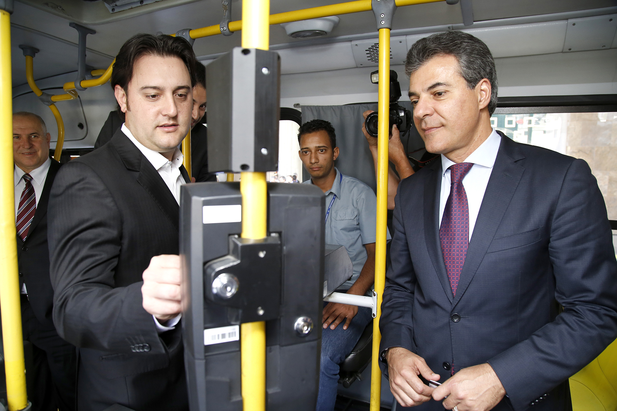 O secretário do Desenvolvimento Urbano, Ratinho Jr.,e o governador Beto Richa testam o novo sistema: conta para o futuro. | Rogério Machado
/SECS