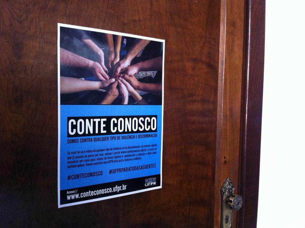 Cartazes da campanha foram distribuídos pela universidade | Naiady Piva/Gazeta do Povo