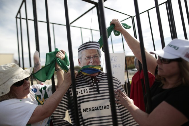 Protesto pede a prisão de José Dirceu pelo mensalão. | UESLEI MARCELINO/ Reuters
