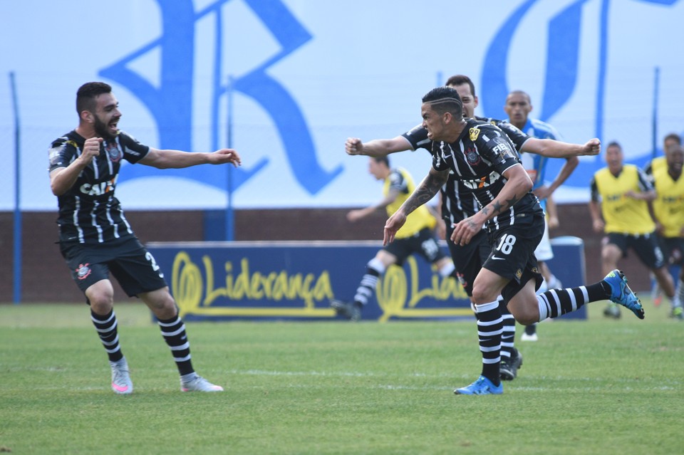 Luciano comemora o pirmeiro gol na vitória do Corinthians sobre o Avaí. | Antonio Mafalda / Folhapress